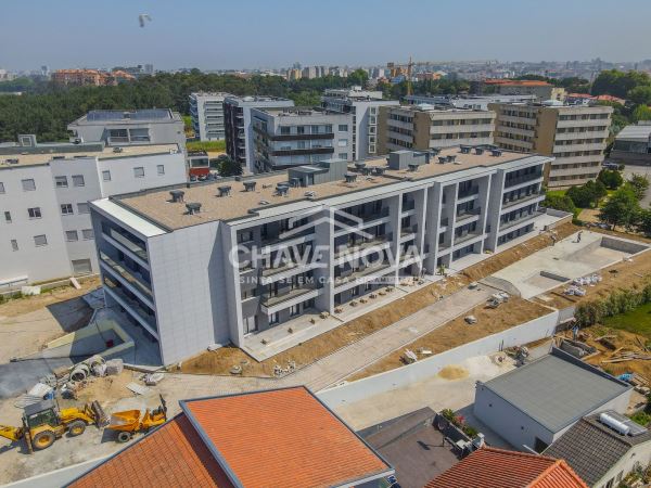 Apartamento T2 Novo c/ Piscina e Lugar de Garagem em Canidelo