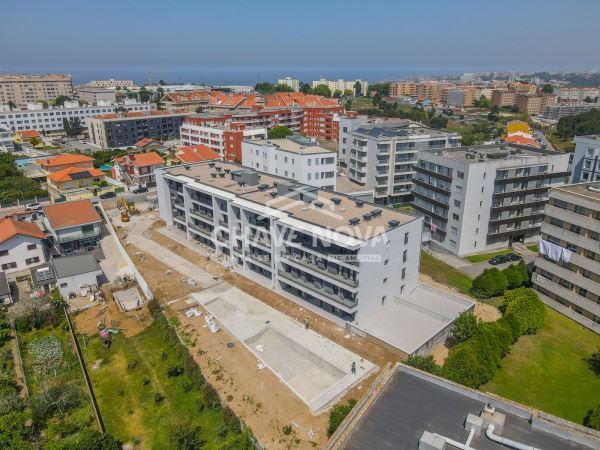 Apartamento T2 Novo c/ Piscina e Lugar de Garagem em Canidelo