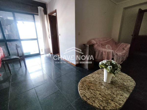 Apartamento T3 c/ varanda, elevador e garagem - São João da Madeira 