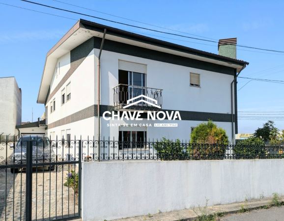 Prédio com quatro T3 independentes para venda em Argoncilhe