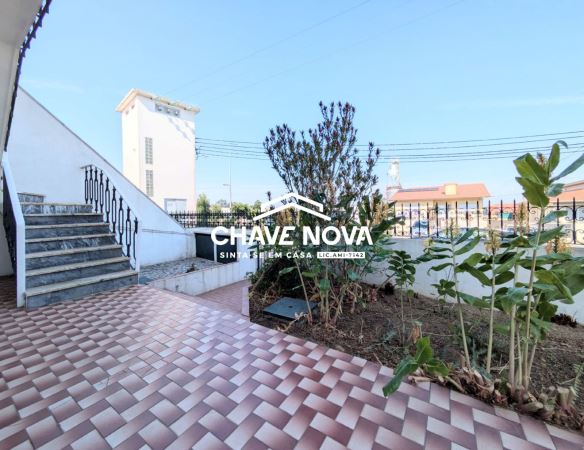 Prédio com quatro T3 independentes para venda em Argoncilhe