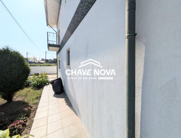 Prédio com quatro T3 independentes para venda em Argoncilhe