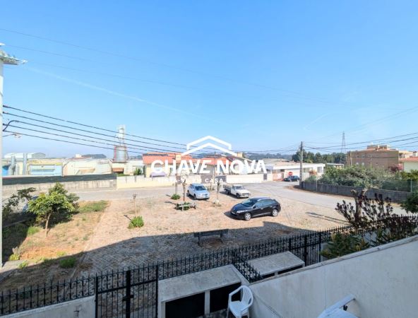 Prédio com quatro T3 independentes para venda em Argoncilhe