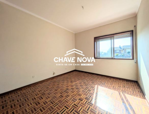 Prédio com quatro T3 independentes para venda em Argoncilhe