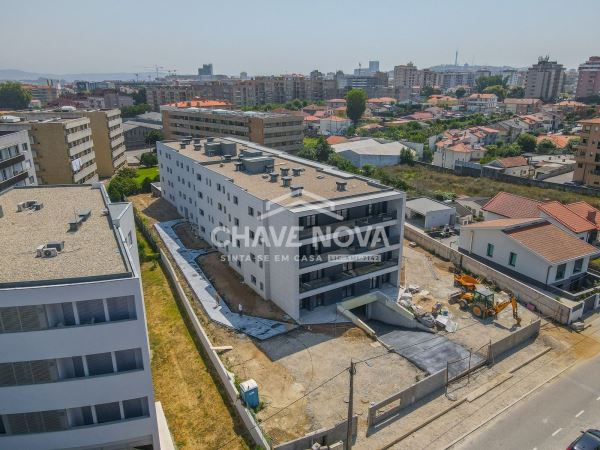 Apartamento T1 NOVO - Condomínio Fechado com Piscina - Canidelo