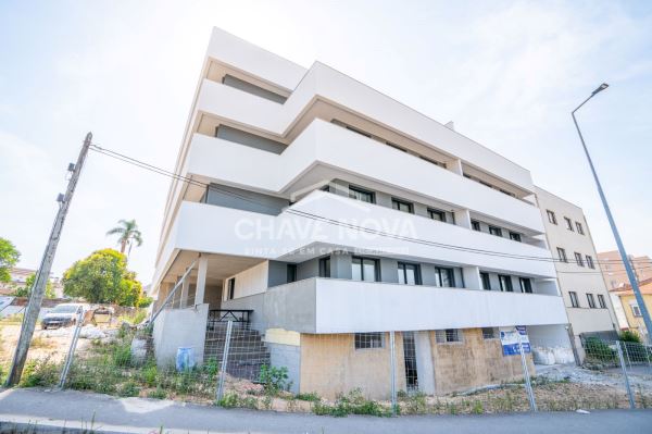 Apartamento T3 Novo c/ Lugar de Garagem Duplo em Santa Marinha (Coimbrões)