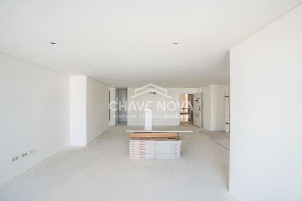 Apartamento T3 Novo c/ Lugar de Garagem Duplo em Santa Marinha (Coimbrões)