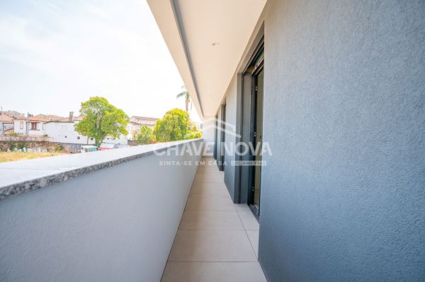 Apartamento T3 Novo c/ Lugar de Garagem Duplo em Santa Marinha (Coimbrões)