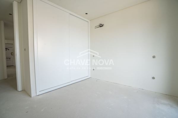 Apartamento T3 Novo c/ Lugar de Garagem Duplo em Santa Marinha (Coimbrões)