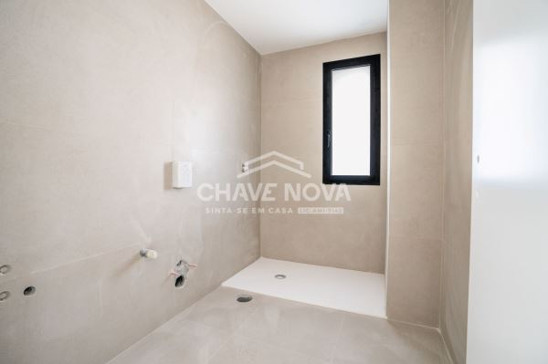 Apartamento T3 Novo c/ Lugar de Garagem Duplo em Santa Marinha (Coimbrões)