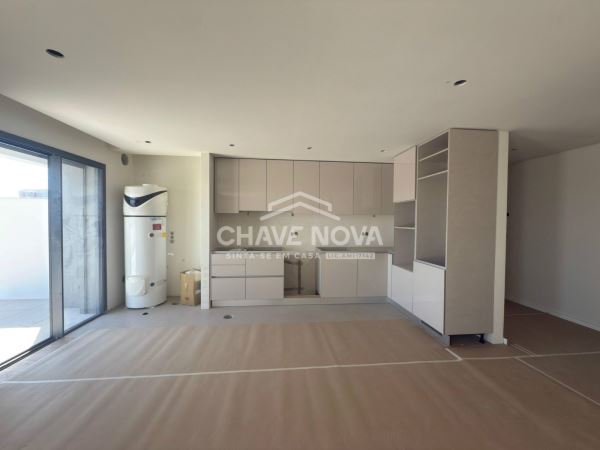 Apartamento T3 Novo Último Piso c/ Terraço e Garagem Box em Santa Marinha (Coimbrões)