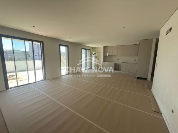 Apartamento T3 Novo Último Piso c/ Terraço e Garagem Box em Santa Marinha (Coimbrões)