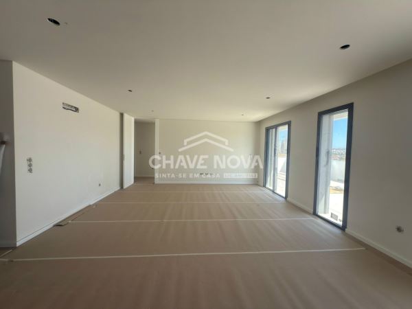 Apartamento T3 Novo Último Piso c/ Terraço e Garagem Box em Santa Marinha (Coimbrões)