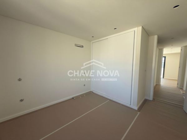 Apartamento T3 Novo Último Piso c/ Terraço e Garagem Box em Santa Marinha (Coimbrões)