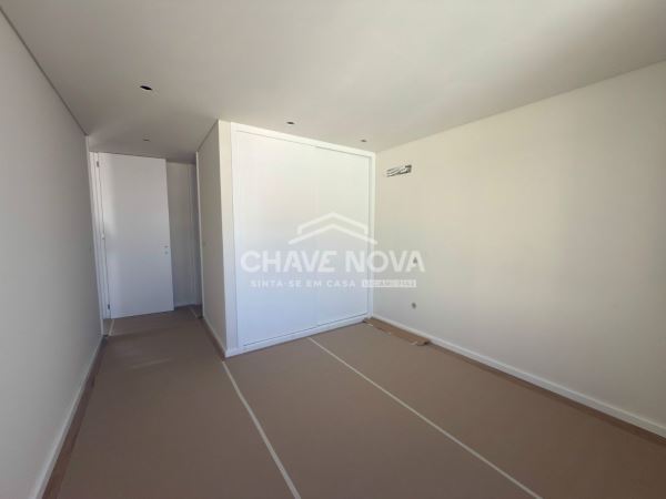 Apartamento T3 Novo Último Piso c/ Terraço e Garagem Box em Santa Marinha (Coimbrões)