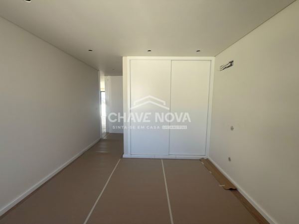 Apartamento T3 Novo Último Piso c/ Terraço e Garagem Box em Santa Marinha (Coimbrões)