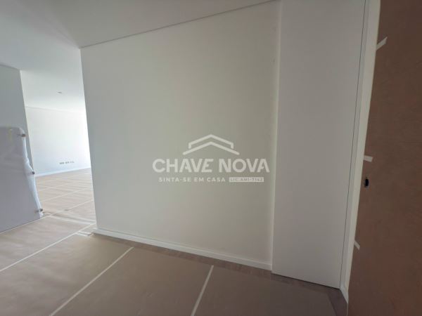 Apartamento T3 Novo Último Piso c/ Terraço e Garagem Box em Santa Marinha (Coimbrões)