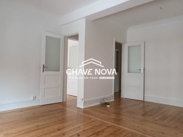 Apartamento T3 Renovado na Avenida 5 de Outubro, ao lado da estação de Entrecampos, Lisboa
