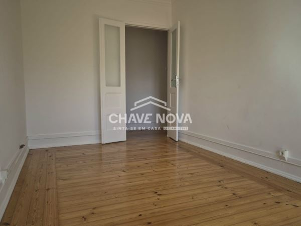 Apartamento T3 Renovado na Avenida 5 de Outubro, ao lado da estação de Entrecampos, Lisboa