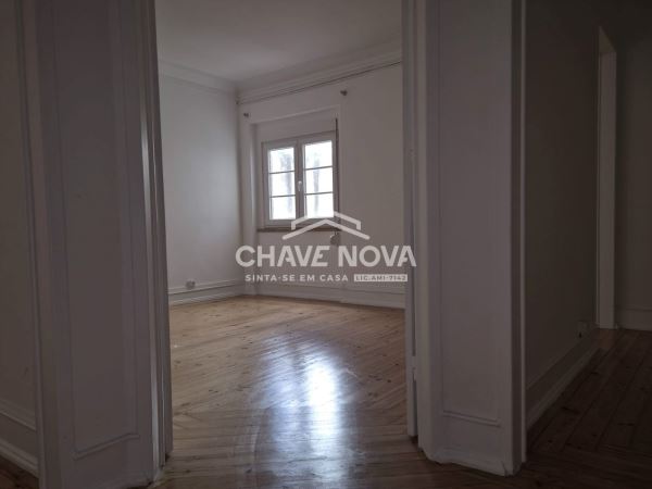 Apartamento T3 Renovado na Avenida 5 de Outubro, ao lado da estação de Entrecampos, Lisboa