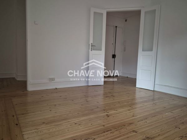 Apartamento T3 Renovado na Avenida 5 de Outubro, ao lado da estação de Entrecampos, Lisboa