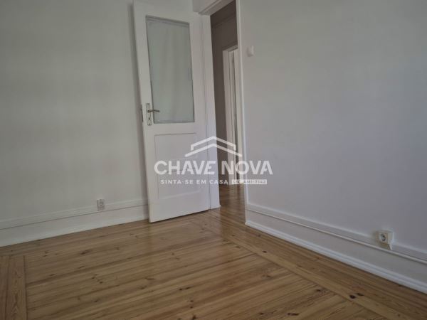 Apartamento T3 Renovado na Avenida 5 de Outubro, ao lado da estação de Entrecampos, Lisboa