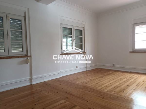 Apartamento T3 Renovado na Avenida 5 de Outubro, ao lado da estação de Entrecampos, Lisboa
