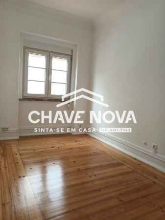 Apartamento T3 Renovado na Avenida 5 de Outubro, ao lado da estação de Entrecampos, Lisboa
