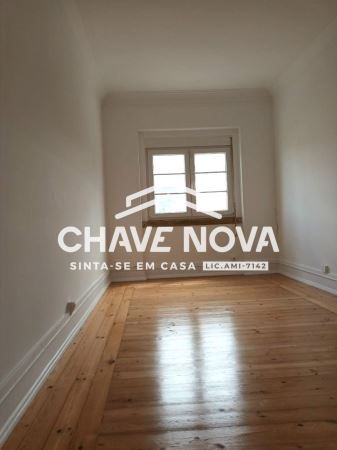 Apartamento T3 Renovado na Avenida 5 de Outubro, ao lado da estação de Entrecampos, Lisboa
