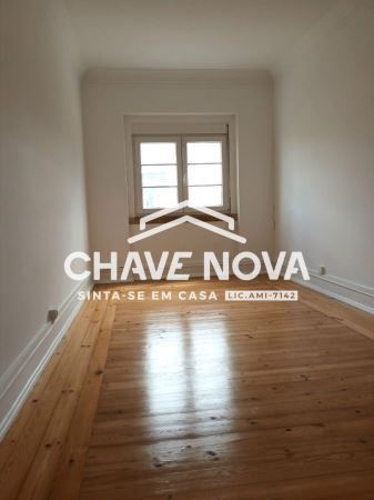 Apartamento T3 Renovado na Avenida 5 de Outubro, ao lado da estação de Entrecampos, Lisboa