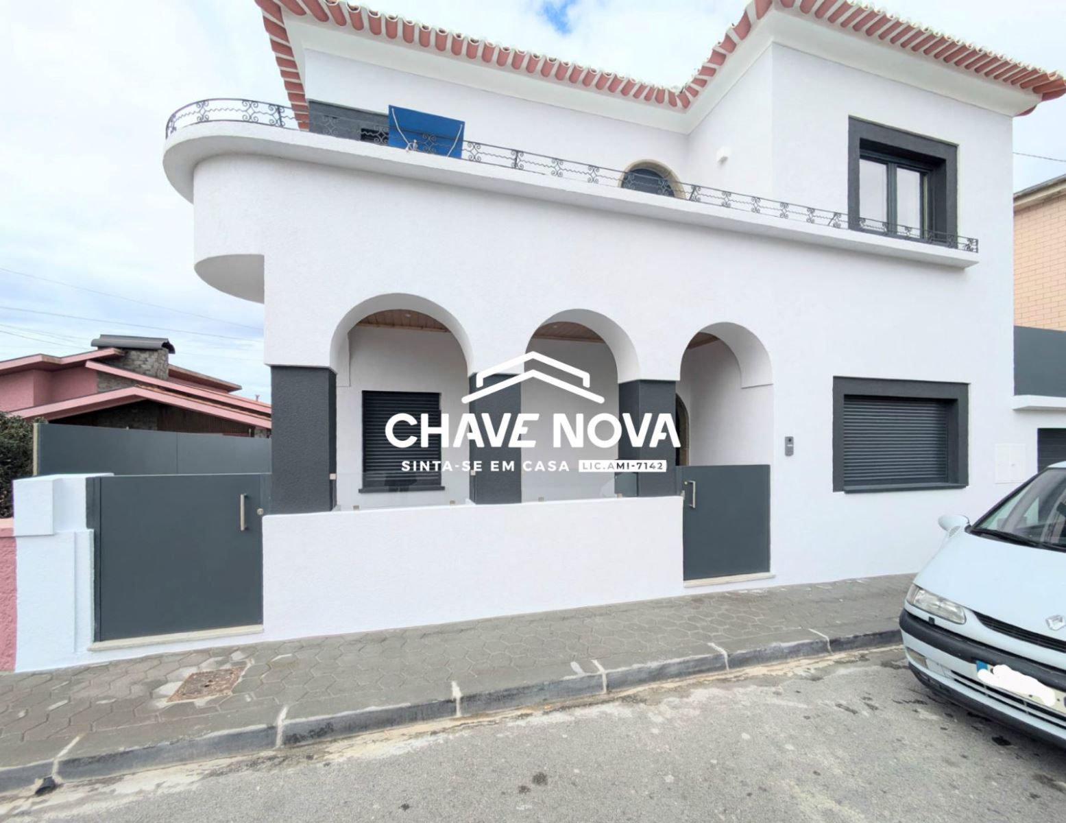 Moradia V4 isolada renovada para venda em Arrifana