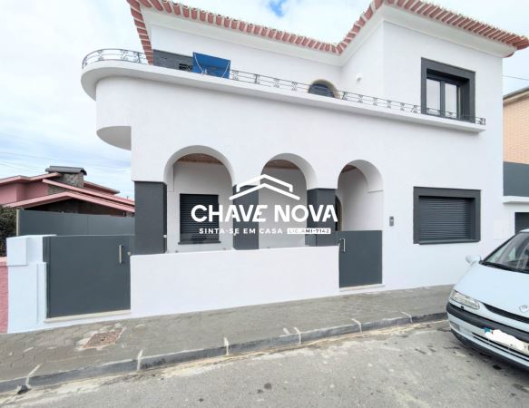 Moradia V4 isolada renovada em Arrifana