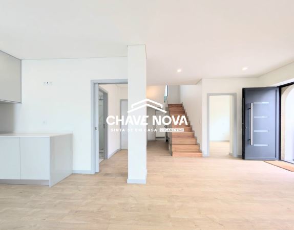 Moradia V4 isolada renovada em Arrifana