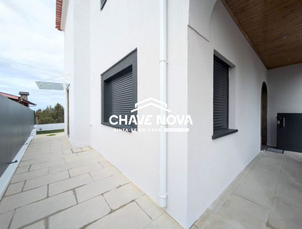 Moradia V4 isolada renovada em Arrifana