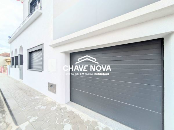 Moradia V4 isolada renovada em Arrifana