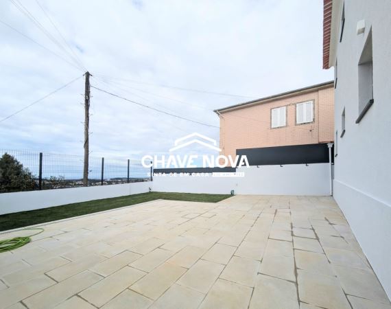 Moradia V4 isolada renovada em Arrifana