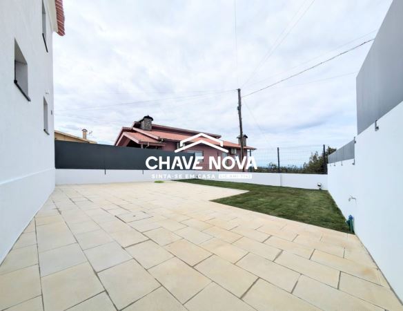 Moradia V4 isolada renovada em Arrifana