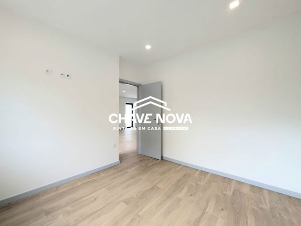 Moradia V4 isolada renovada em Arrifana