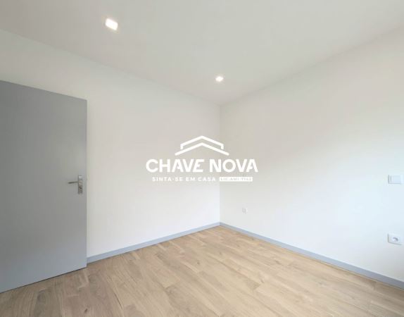 Moradia V4 isolada renovada em Arrifana