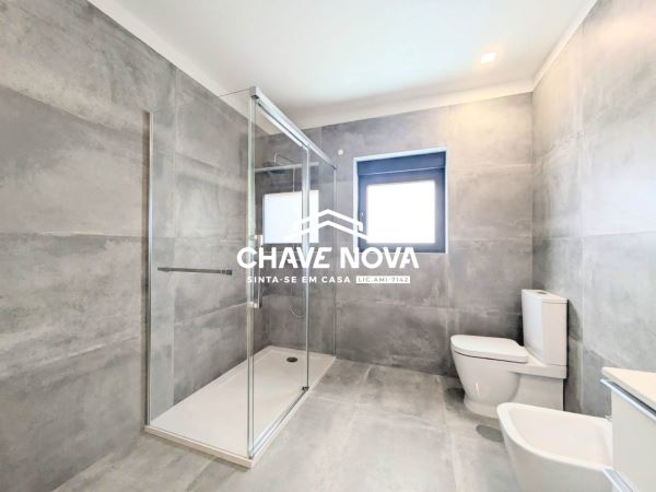 Moradia V4 isolada renovada em Arrifana