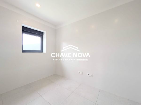 Moradia V4 isolada renovada em Arrifana