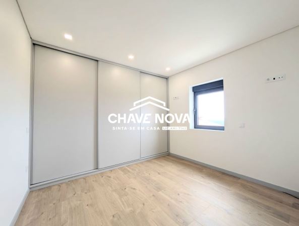 Moradia V4 isolada renovada em Arrifana