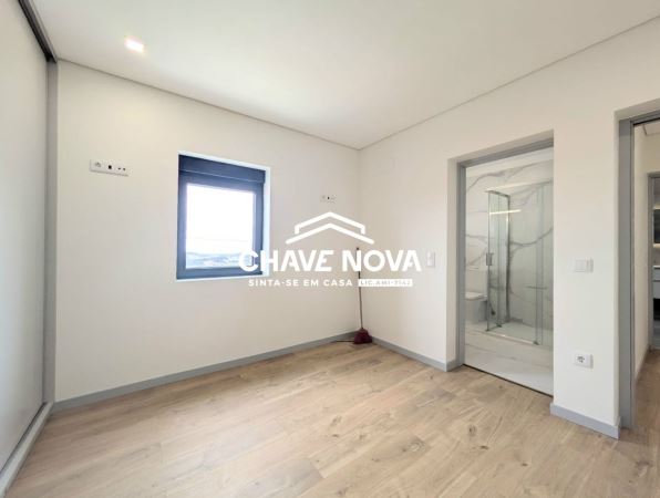 Moradia V4 isolada renovada em Arrifana