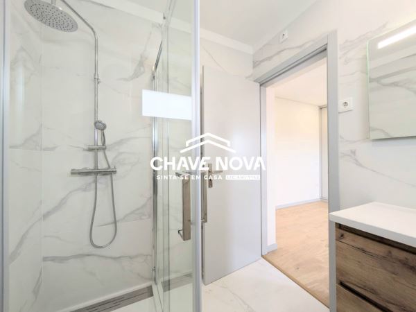 Moradia V4 isolada renovada em Arrifana