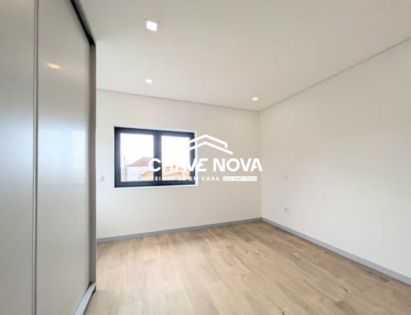Moradia V4 isolada renovada em Arrifana