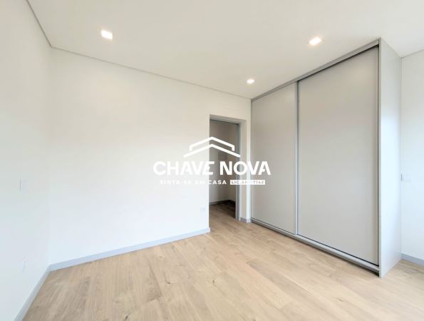 Moradia V4 isolada renovada em Arrifana