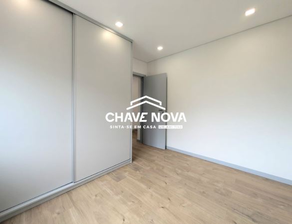 Moradia V4 isolada renovada em Arrifana