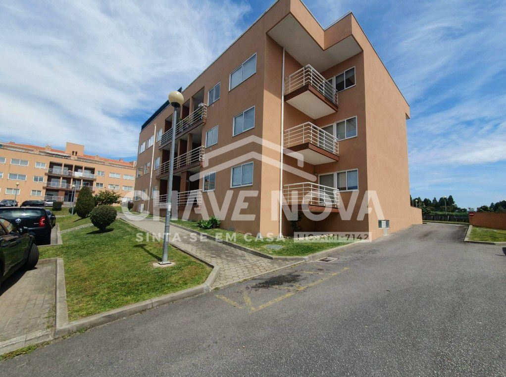 Apartamento T2 c/ Lugar de Garagem em Canelas (Edifício Prestige)