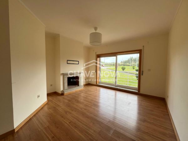 Apartamento T2 c/ Lugar de Garagem em Canelas (Edifício Prestige)