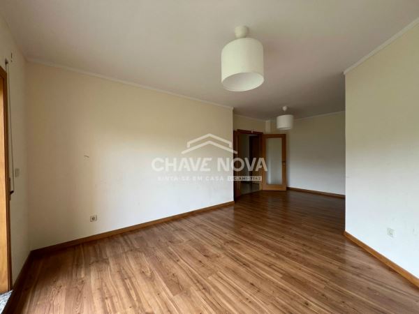 Apartamento T2 c/ Lugar de Garagem em Canelas (Edifício Prestige)